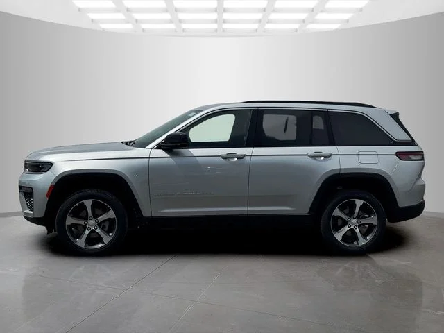 New 2026 Silver Zynith Exterior Paint Jeep Limited image 4