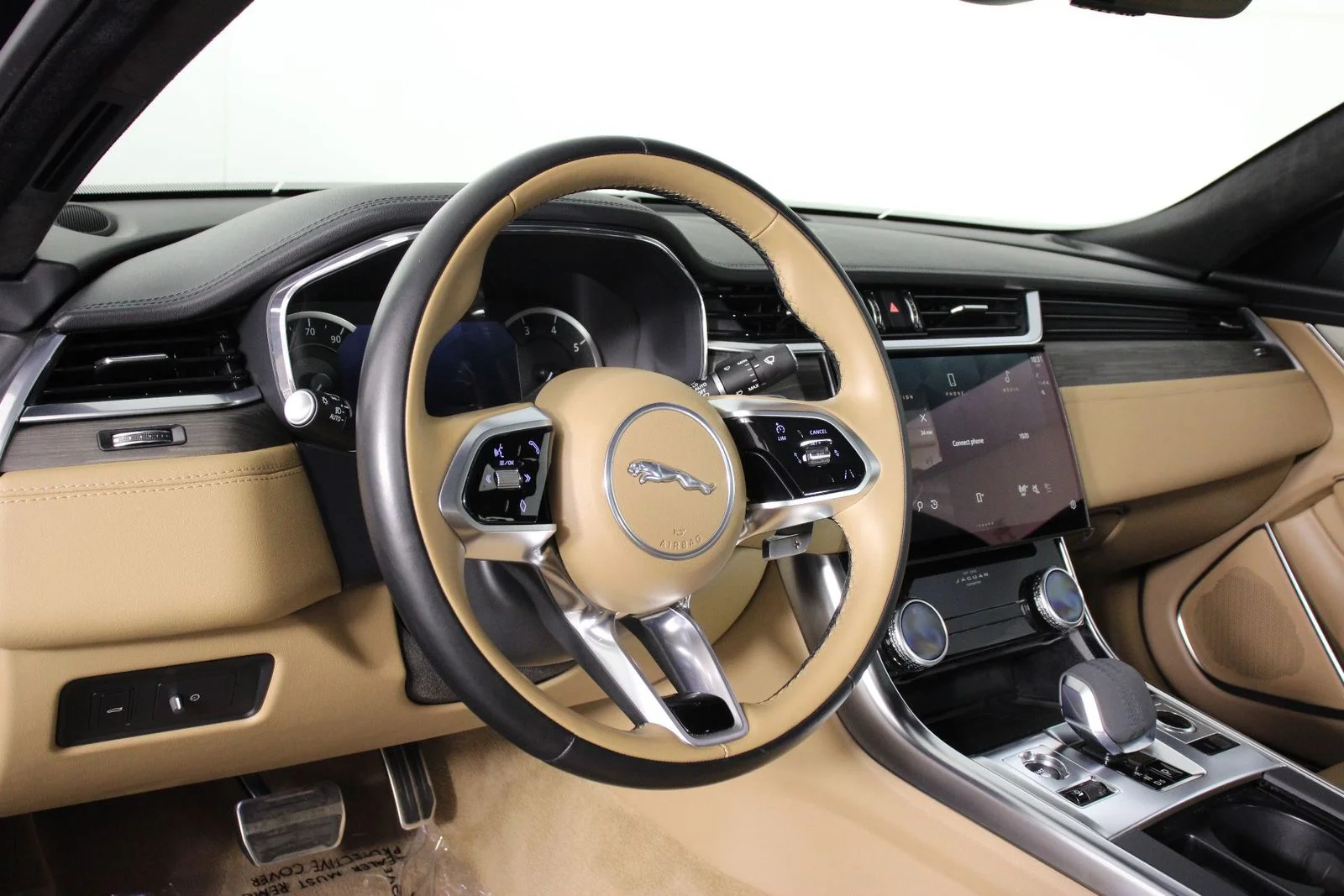 Used 2023 British Racing Green Metallic Jaguar SE image 15
