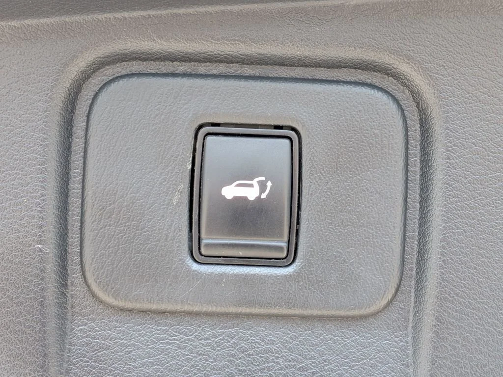 Used 2021 Silver Nissan SL image 28