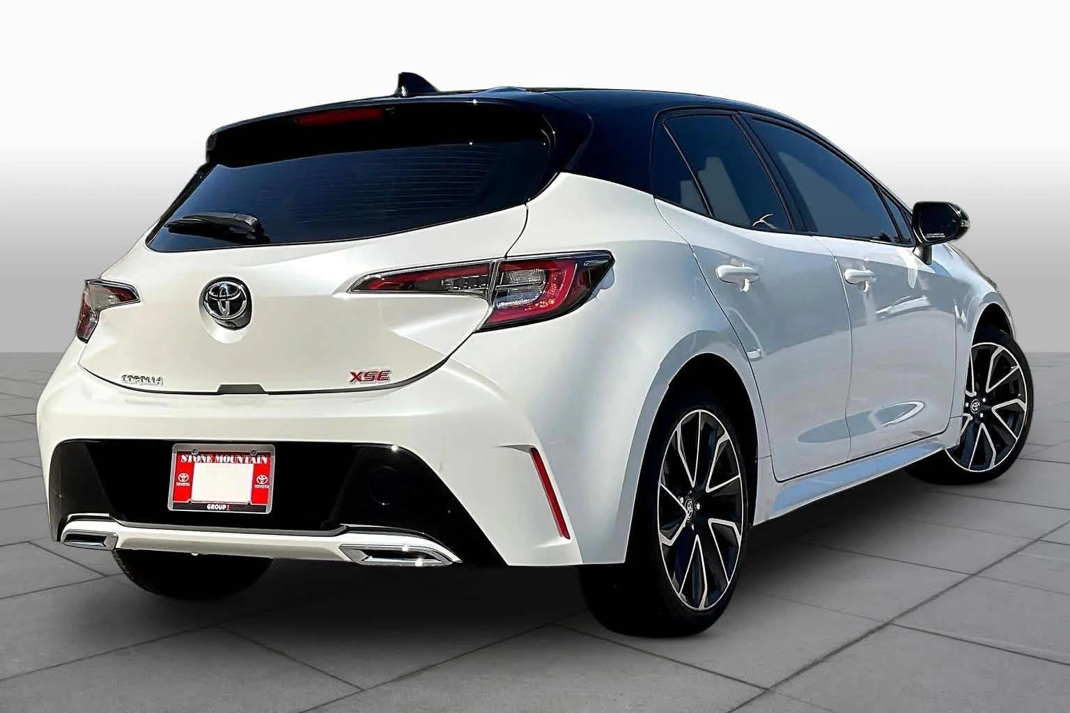 Used 2021 Wind Chill Pearl Toyota XSE image 13