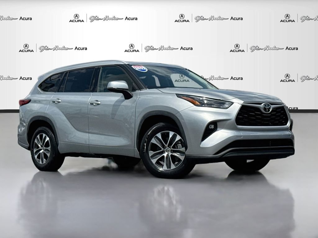 Used 2022 Silver Toyota XLE image 2