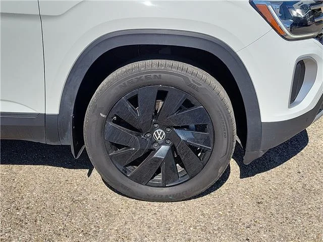 Used 2025  Volkswagen 2.0T SE w/Technology Front-Wheel Drive image 7