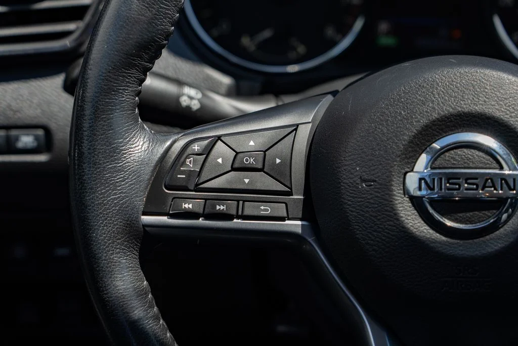 Used 2018 Silver Nissan SL image 13