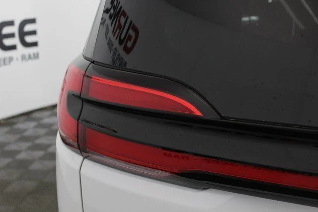New 2026 Bright White Clear-Coat Exterior Paint Chrysler Select image 31