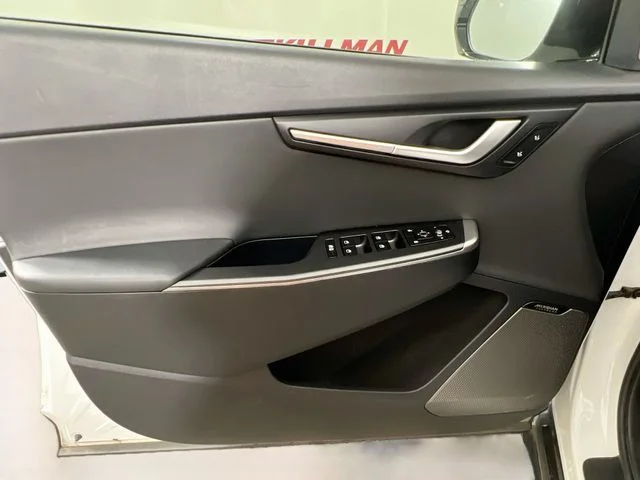 Used 2023 White Kia Wind image 31