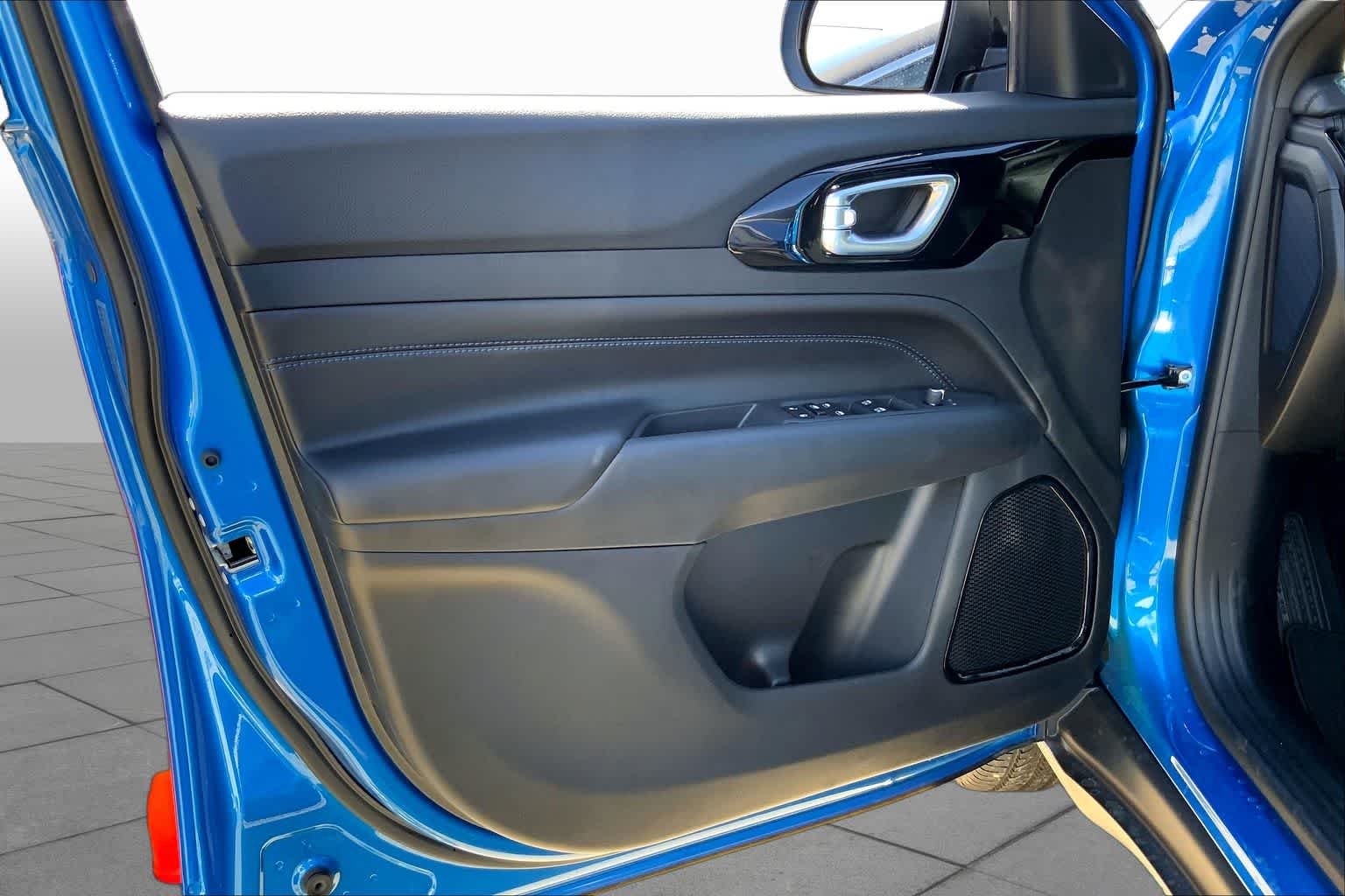 New 2026 Hydro Blue Pearlcoat Jeep Latitude Altitude image 10