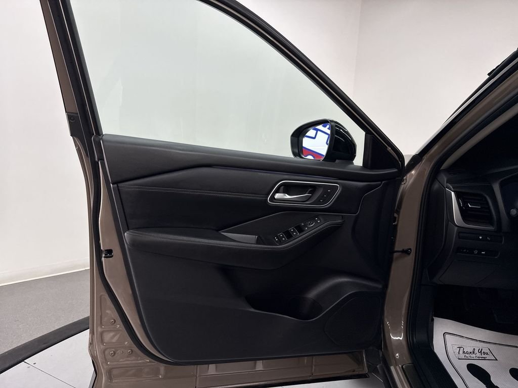 Certified Used 2025 Super Black Nissan Platinum image 14