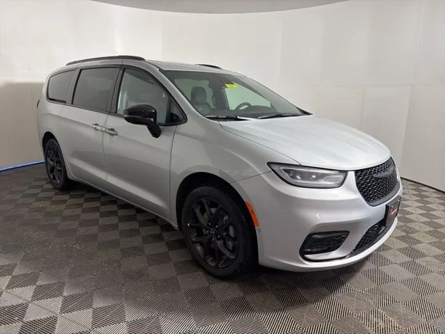 2026 Chrysler Pacifica Limited AWD's photo