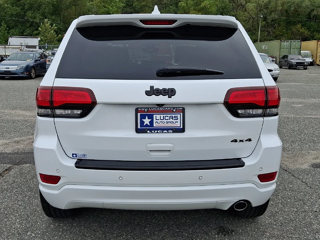 Used 2018 Bright White Clearcoat Jeep Altitude image 10