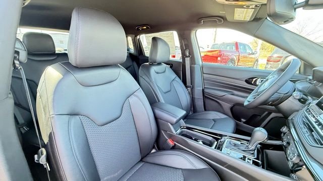 New 2026 Bright White Clearcoat Jeep Latitude image 29