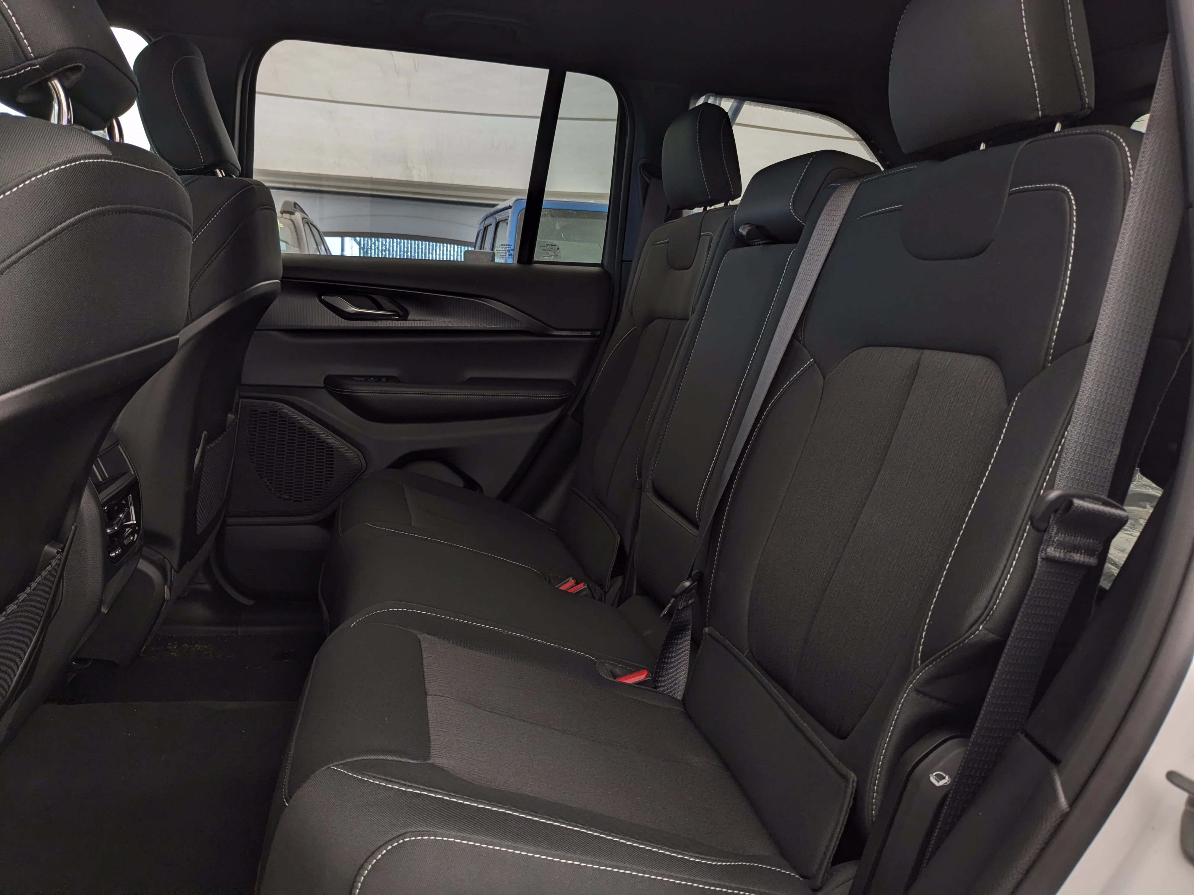 New 2026 White Jeep Laredo - - Classic Theme - 8.4-inch Touchscreen - Heated Seats & Steering Wheel - 3.6L Pentastar V6 image 27