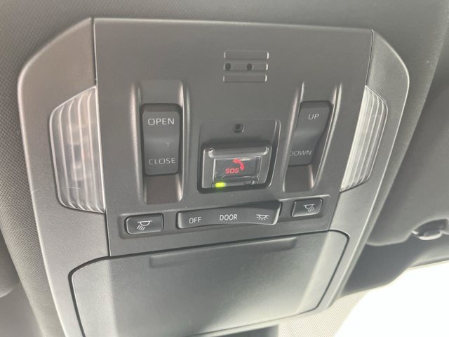 Used 2022 Wind Chill Pearl Toyota XSE image 28