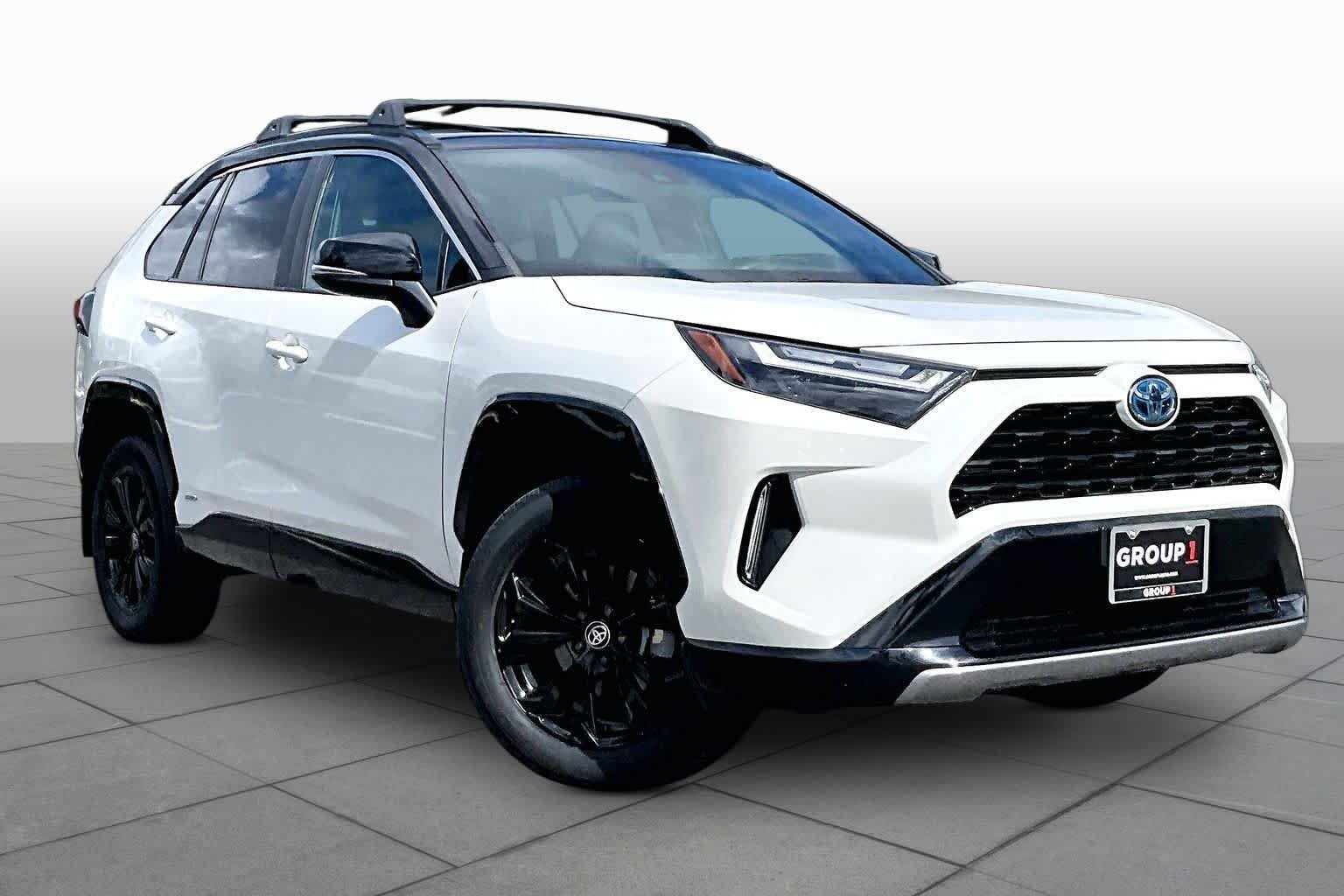 Used 2022 Blizzard Pearl/Midnight Black Metallic Toyota Hybrid XSE image 3