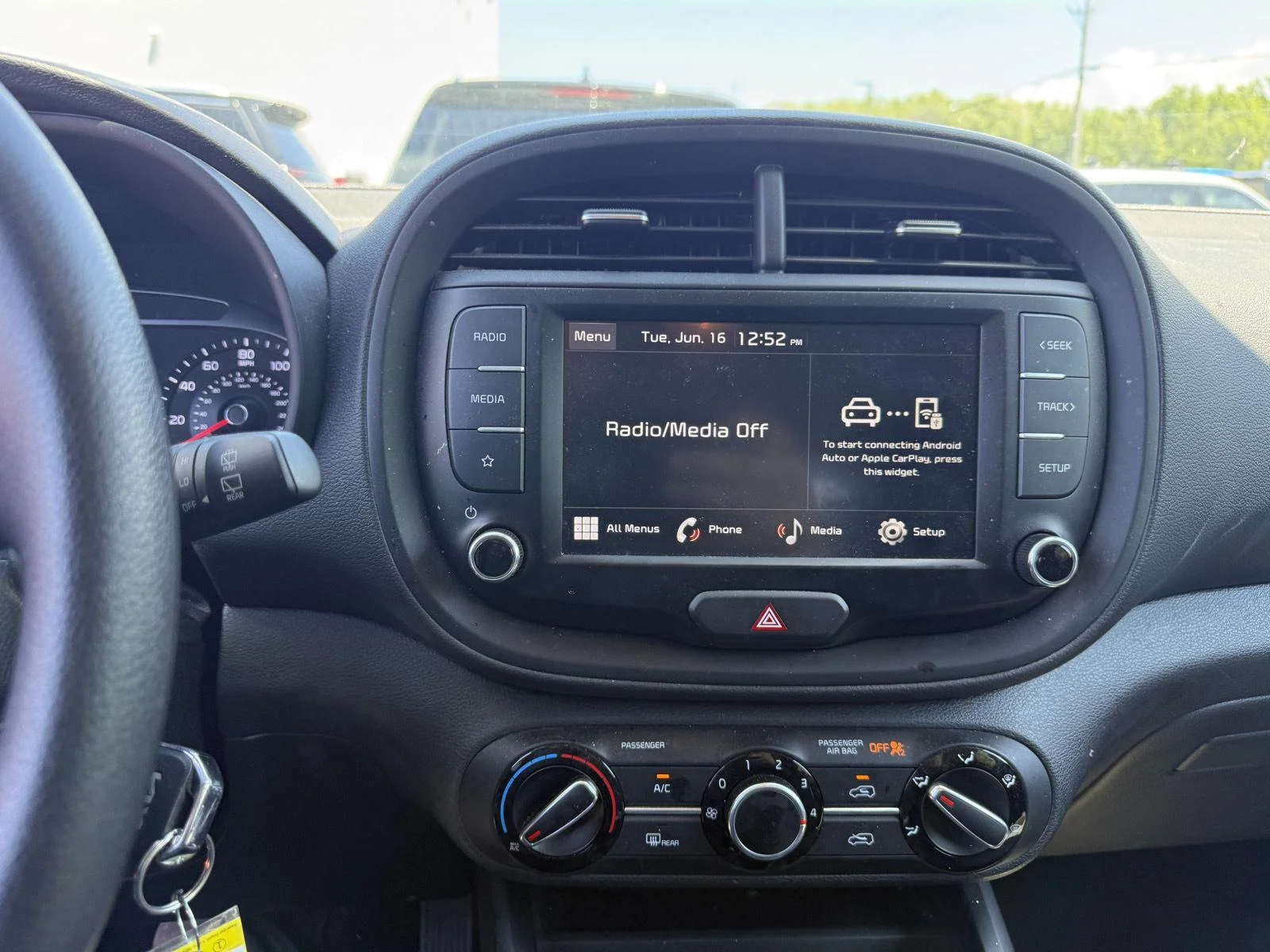 Used 2022 Snow White Pearl Kia  image 7