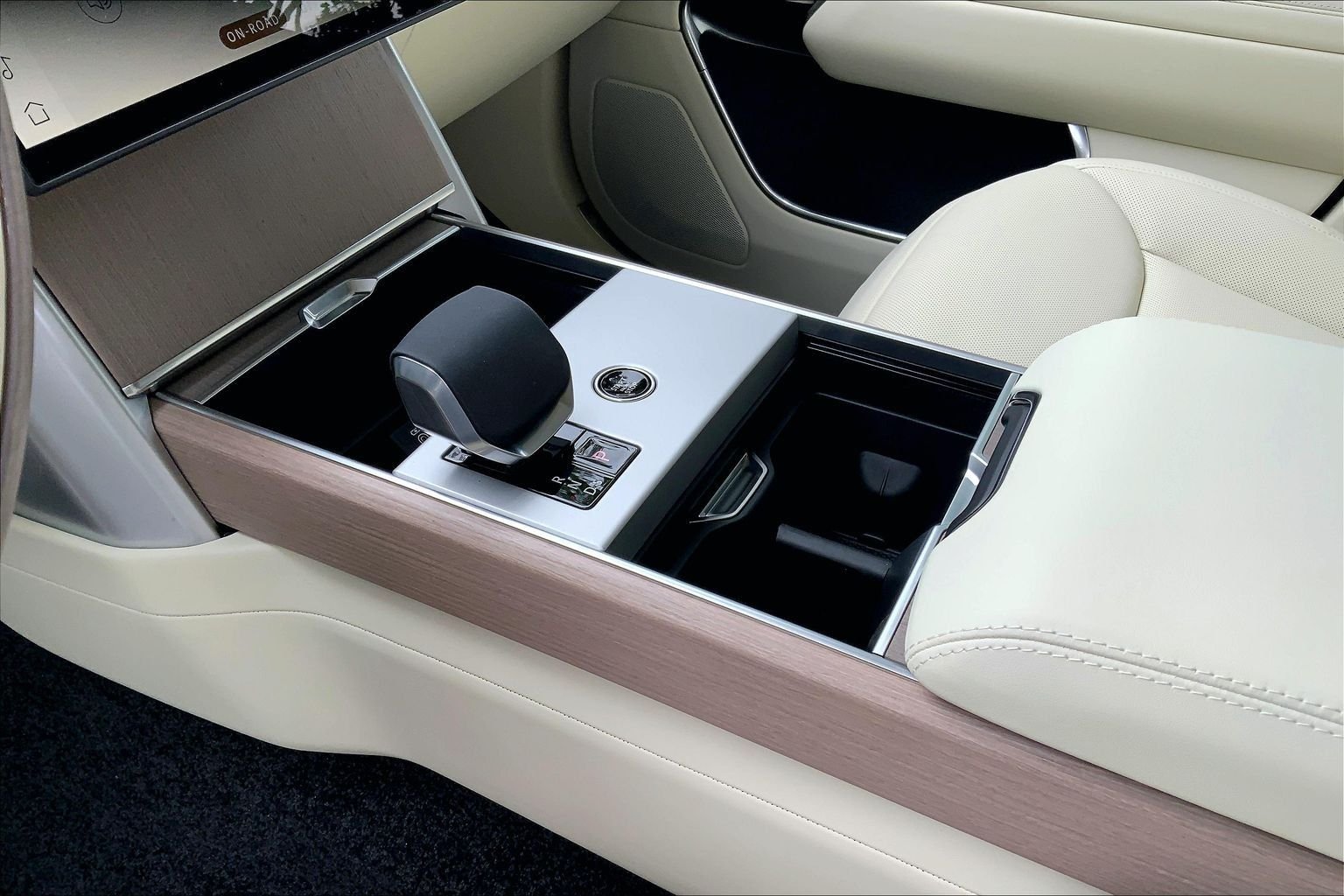 New 2026 British Racing Green Land Rover SE 7 Seats image 7