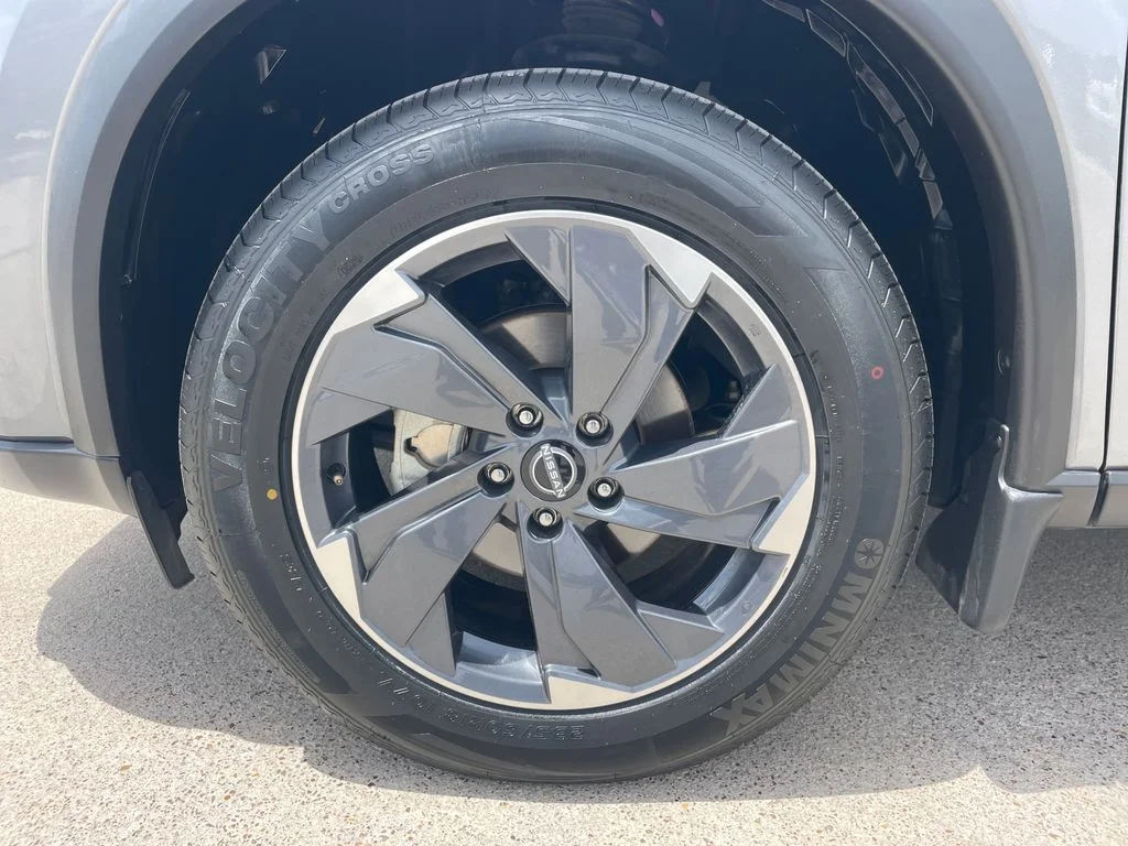 Used 2025 Gray Nissan SV image 27