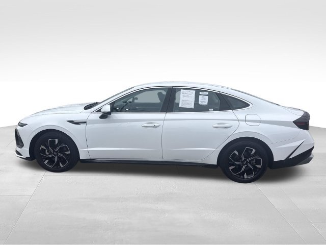 Used 2025 White Hyundai SEL image 2