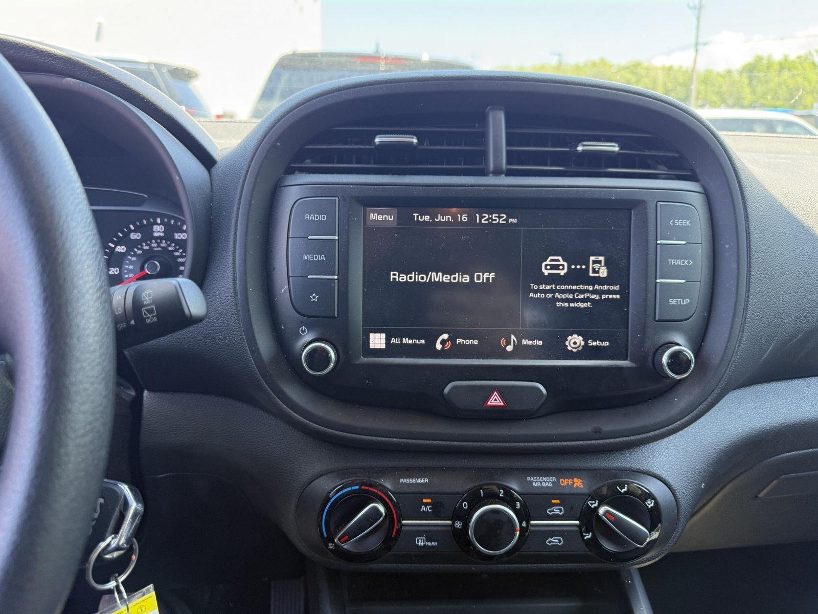 Used 2022 Snow White Pearl Kia  image 7