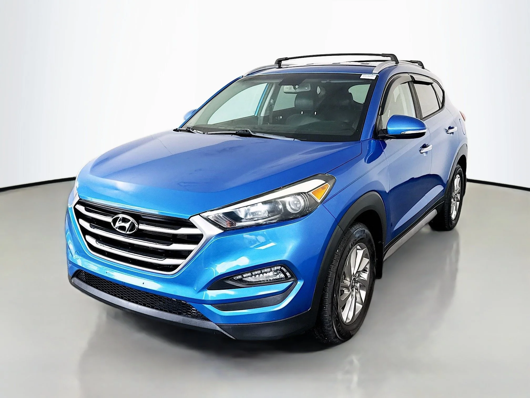 Used 2017 Caribbean Blue Hyundai SE Plus image 3