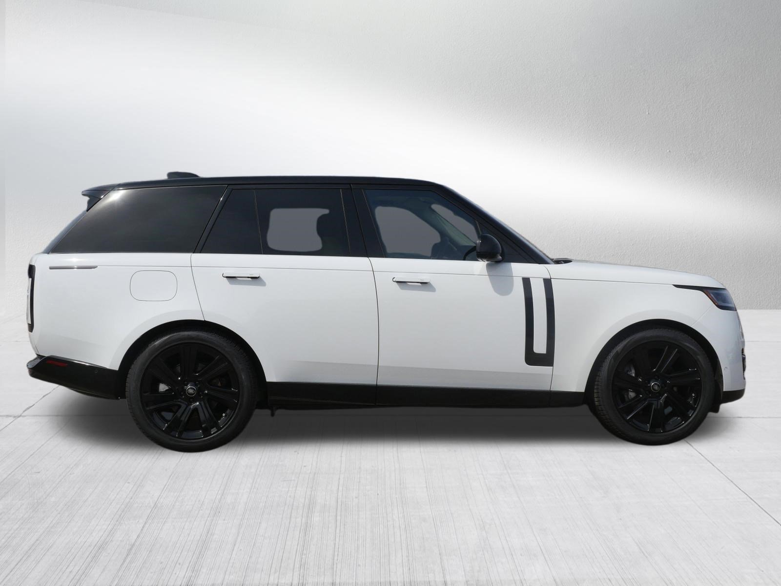 Used 2023 Fuji White Land Rover SE image 6