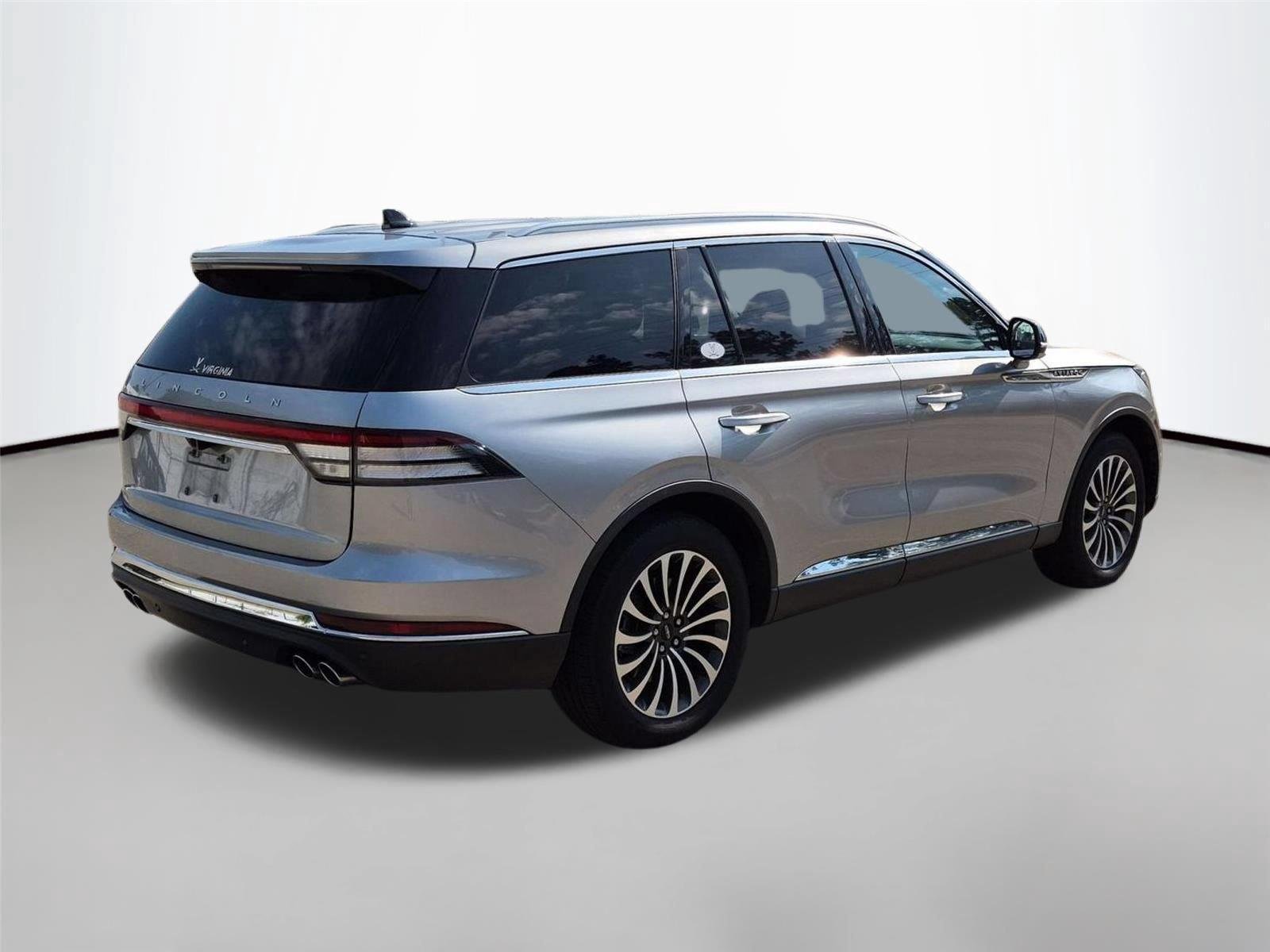 Used 2023 Silver Radiance Metallic Clearcoat Lincoln Standard image 5