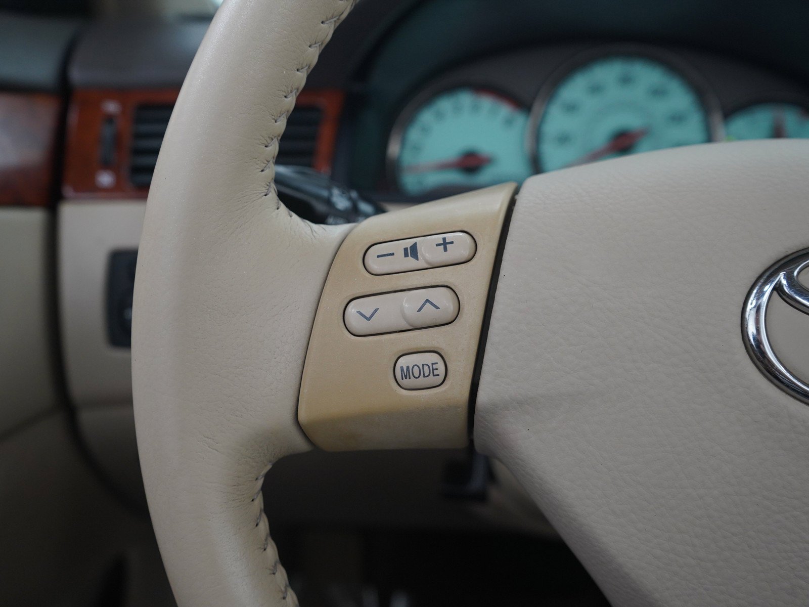 Used 2006 White Toyota SE image 21