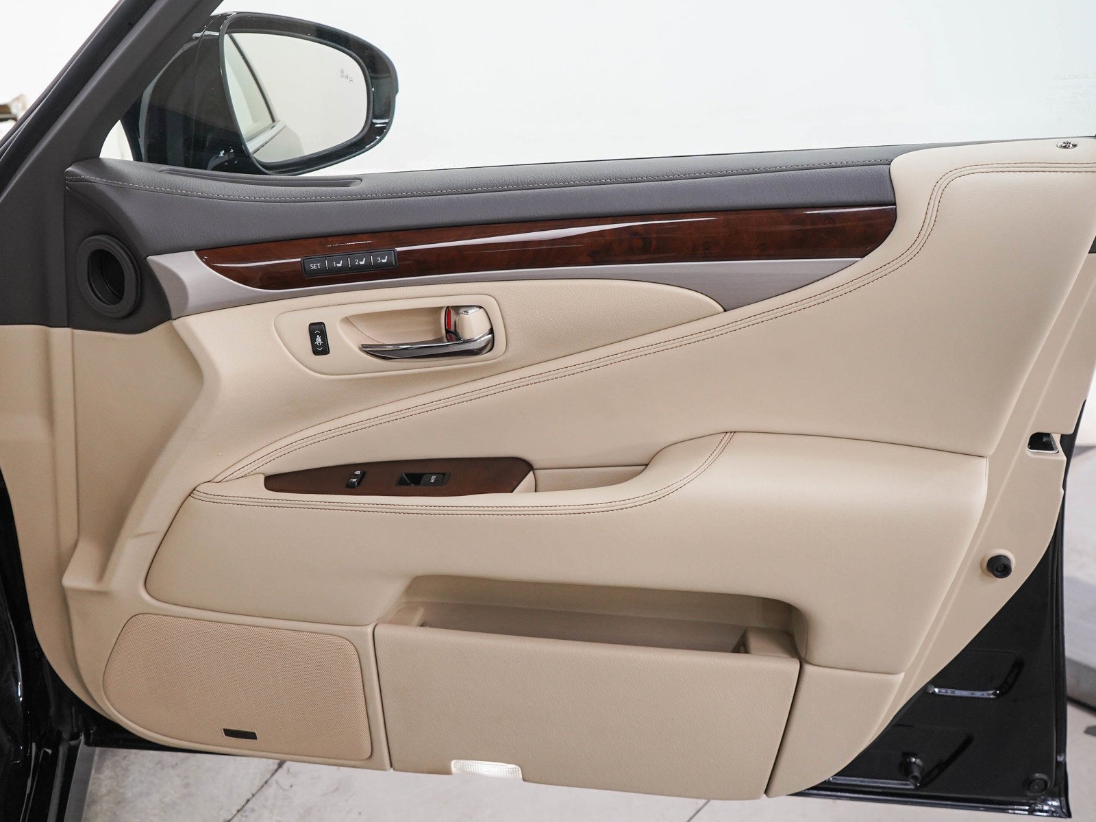 Used 2015 Obsidian Lexus 460 image 9