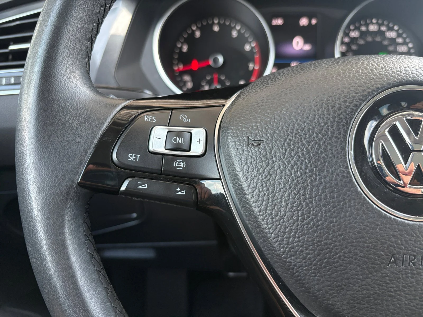 Used 2020 Platinum Gray Metallic Volkswagen 2.0T SE image 15