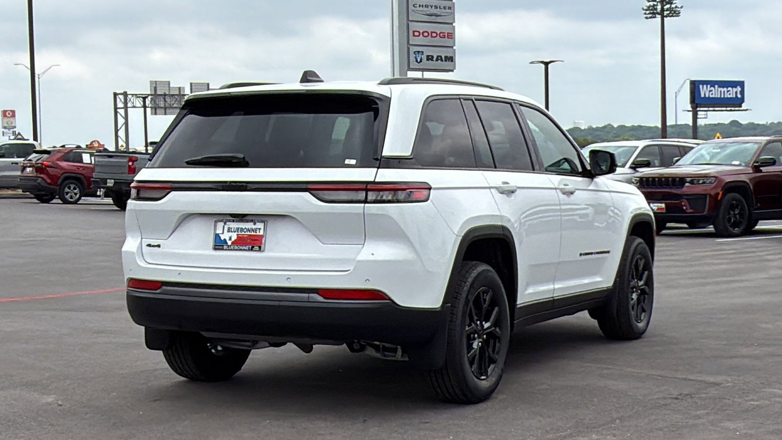 New 2026 Bright White Clear-Coat Exterior Paint Jeep Laredo Altitude image 5
