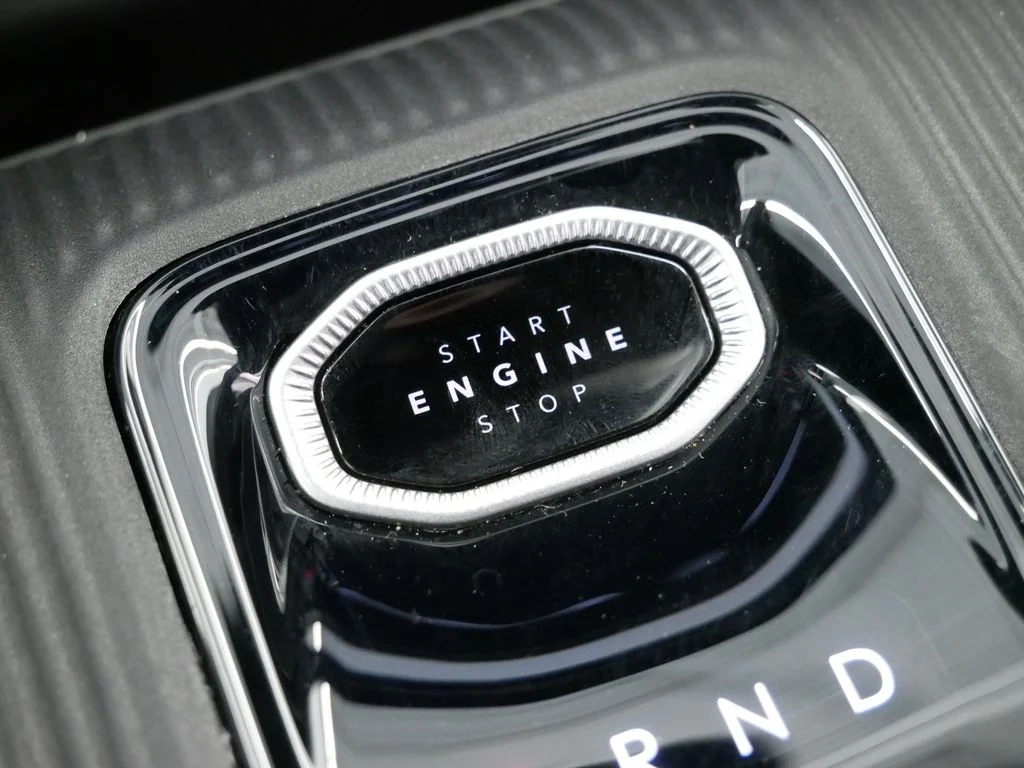 New 2026 Diamond Black Crystal Pearlcoat Jeep Laredo image 28