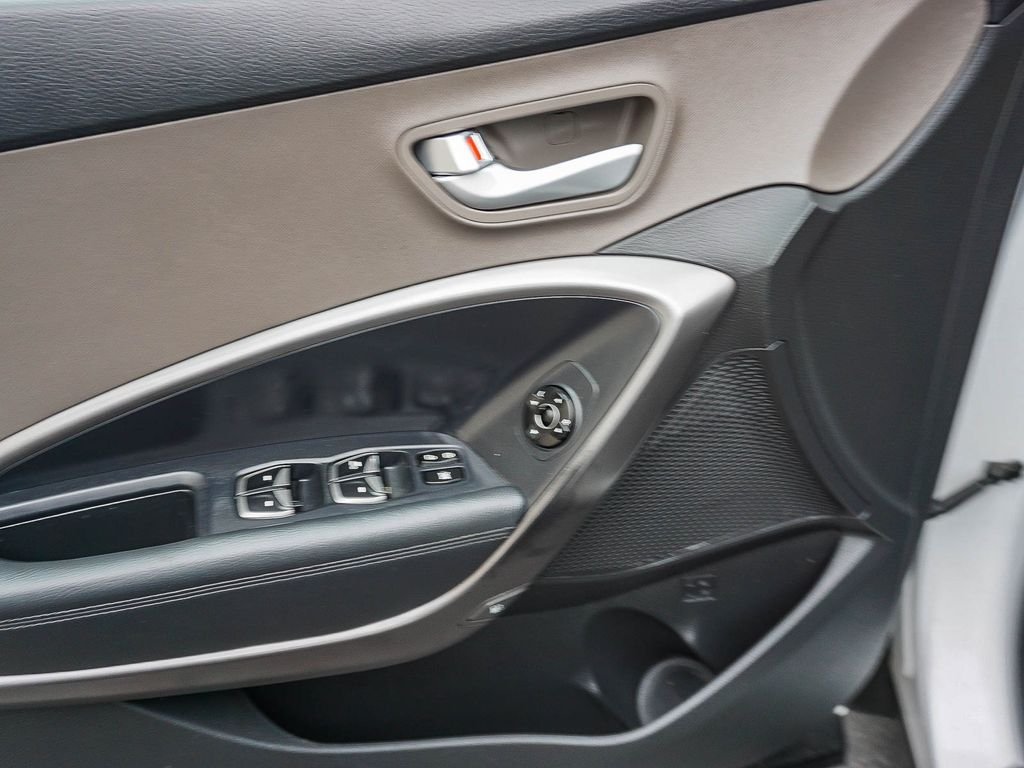 Used 2014 White Hyundai Base image 18
