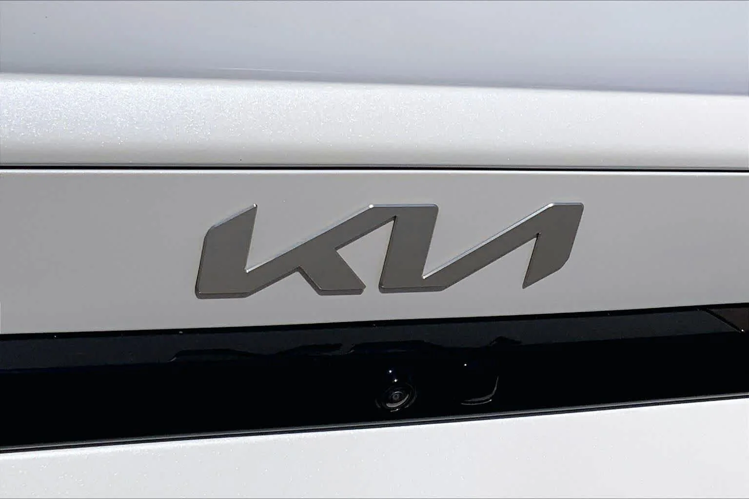 Used 2025 Snow White Pearl Kia LXS image 31