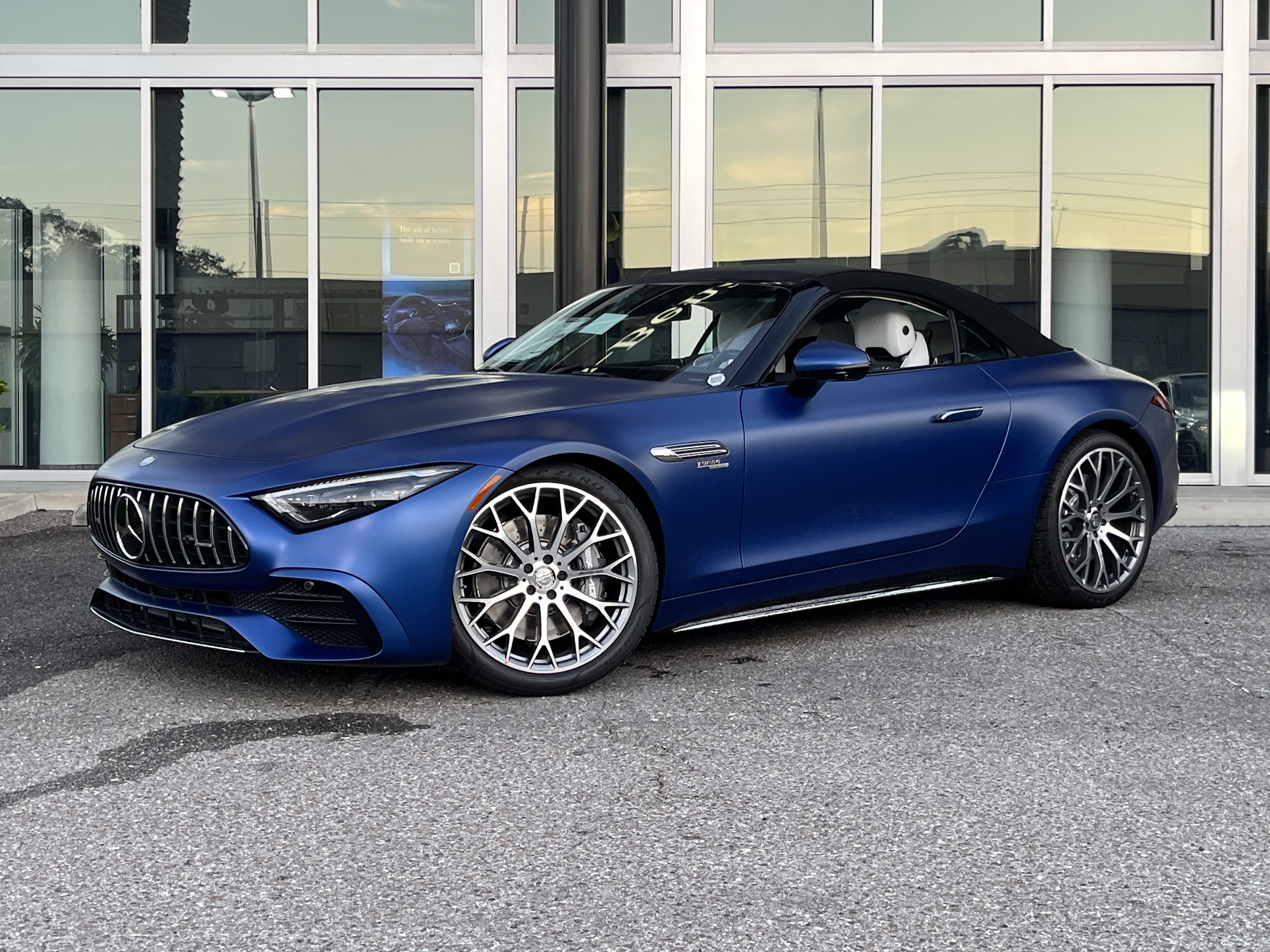 New 2026 MANUFAKTUR Starling Blue Magno Mercedes-Benz AMG® SL 43 image 2