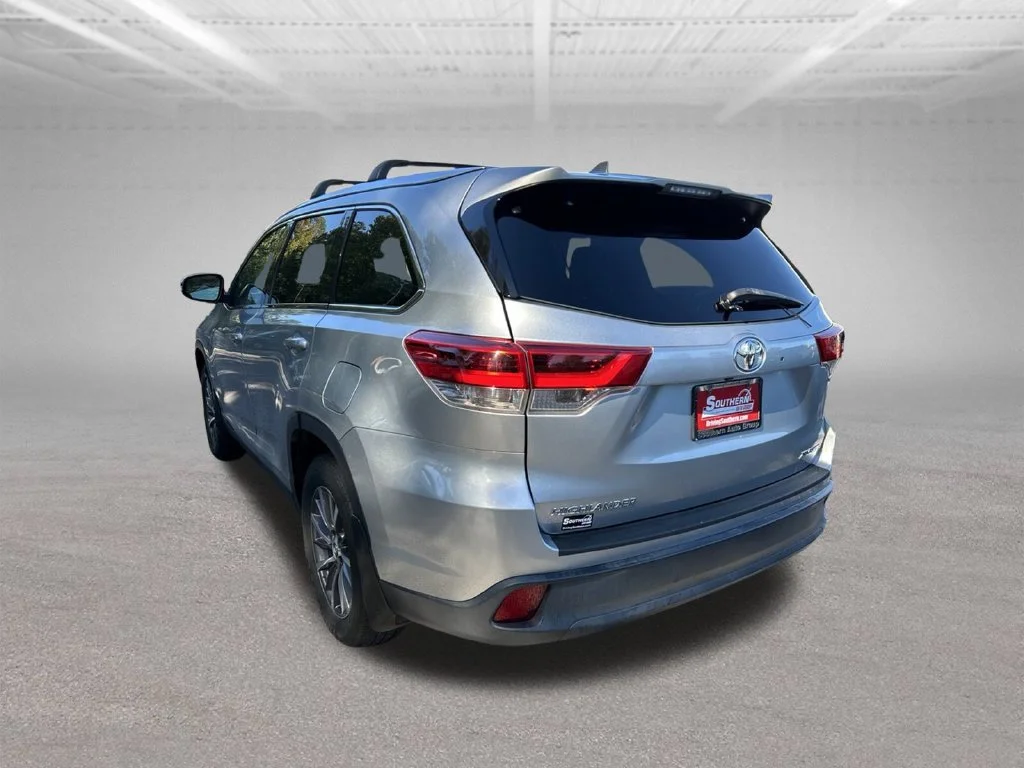 Used 2019 Silver Toyota XLE image 3