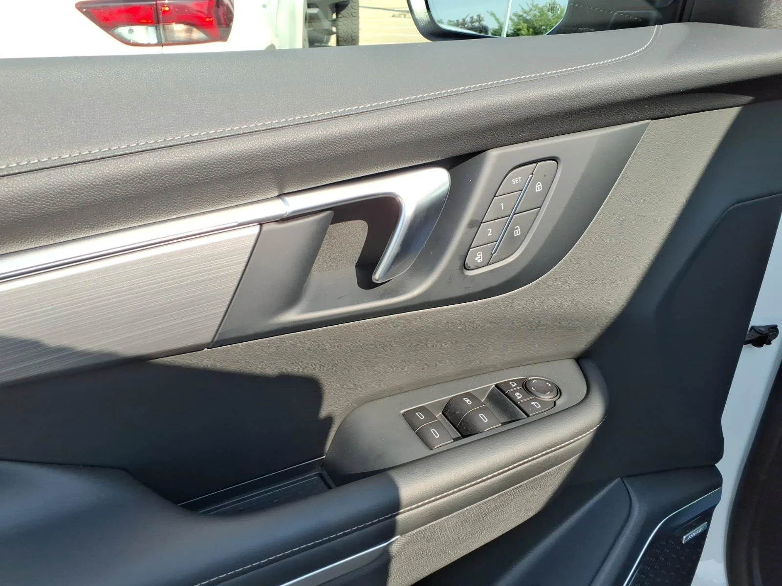 Used 2025 Summit White Gaz Buick Preferred image 13