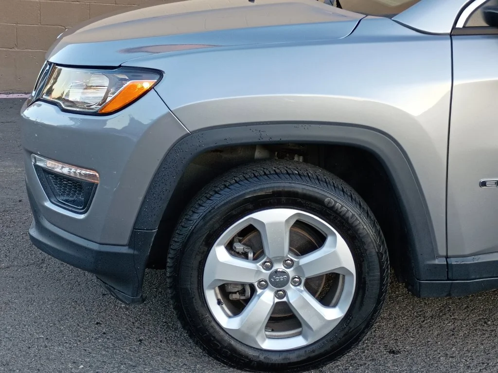 Used 2018 Billet Silver Metallic Clearcoat Jeep Latitude image 10