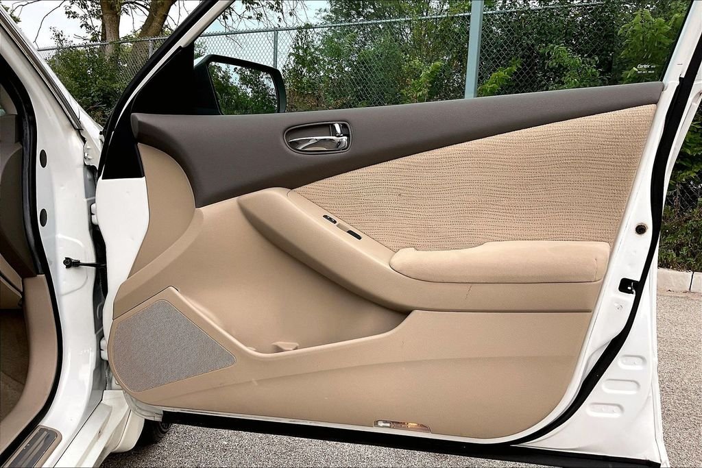 Used 2012 White Nissan 2.5 S image 21