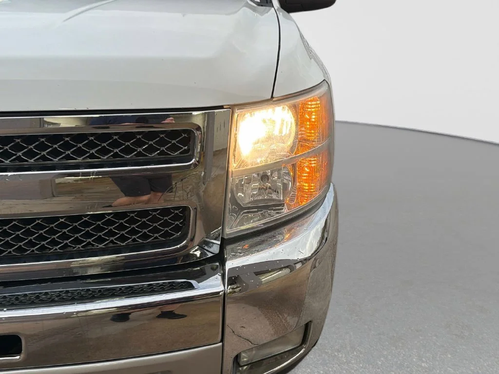 Used 2013 White Chevrolet LT image 12