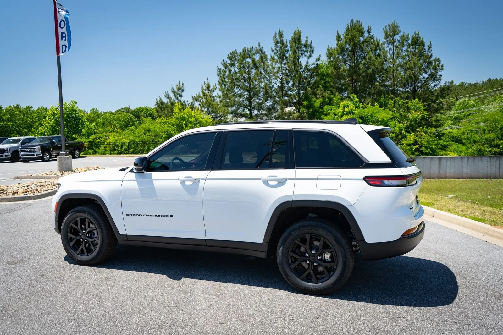New 2026 Bright White Clear-Coat Exterior Paint Jeep Altitude image 7