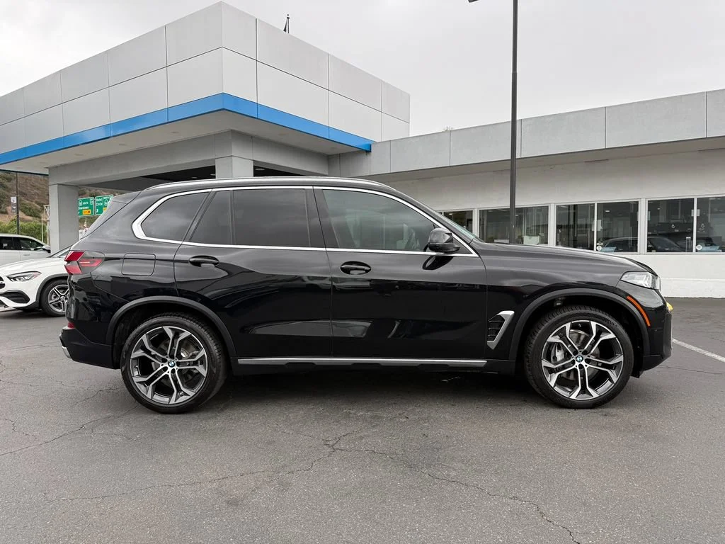 Used 2024  BMW sDrive40i image 6