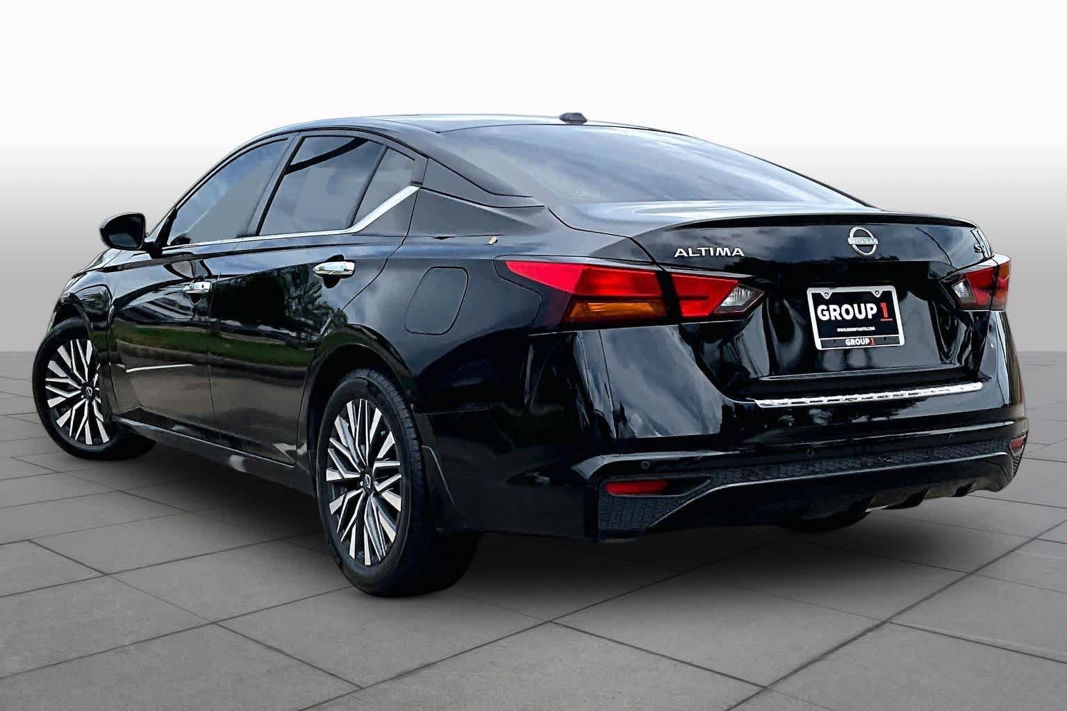 Used 2023 Super Black Nissan 2.5 SV image 12