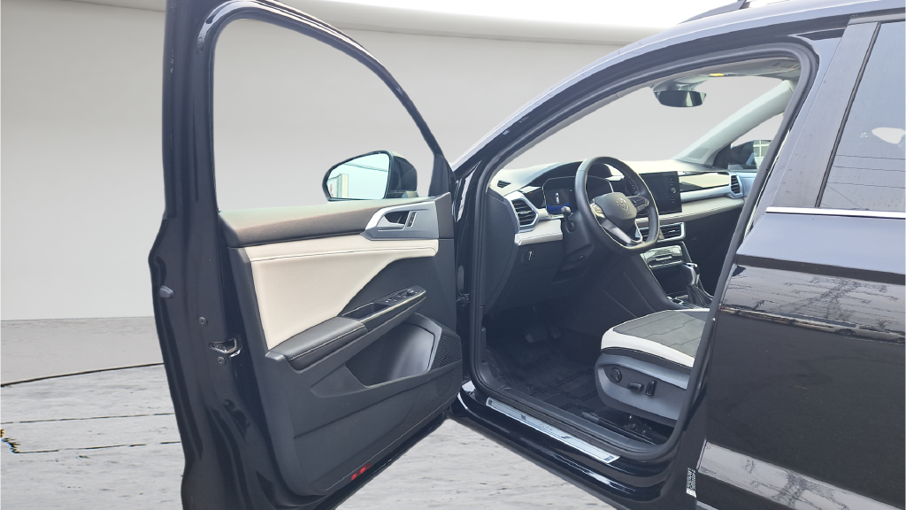 Used 2025 Black Volkswagen 1.5T SE image 21