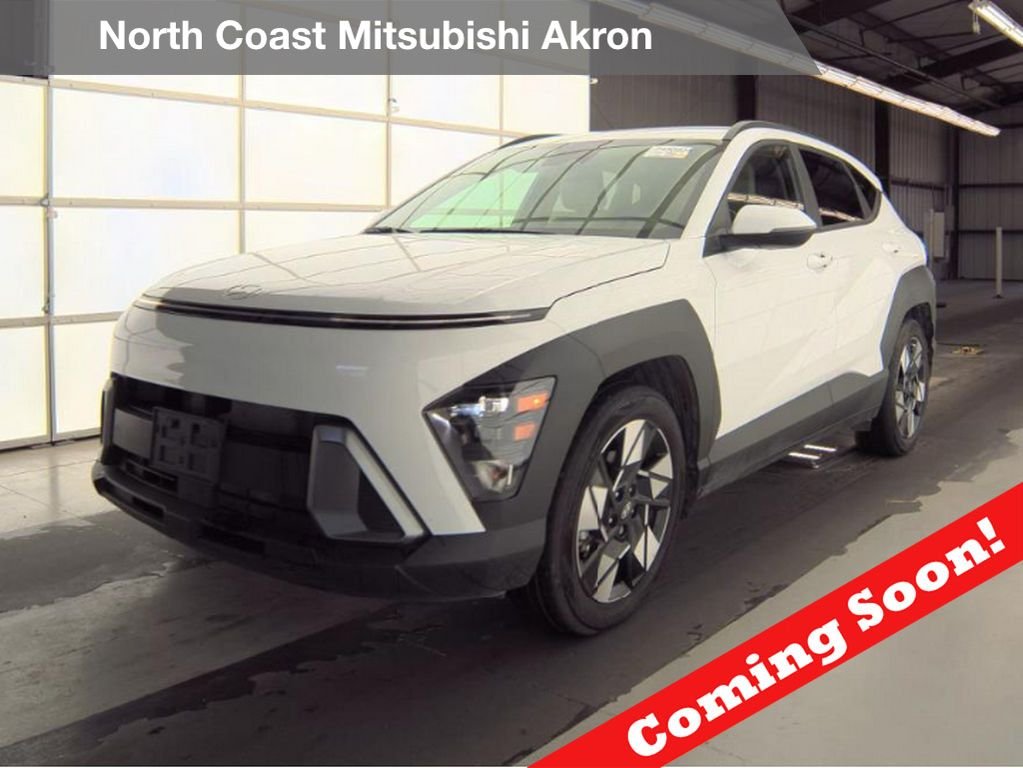 Used 2025 White Hyundai SEL image 1