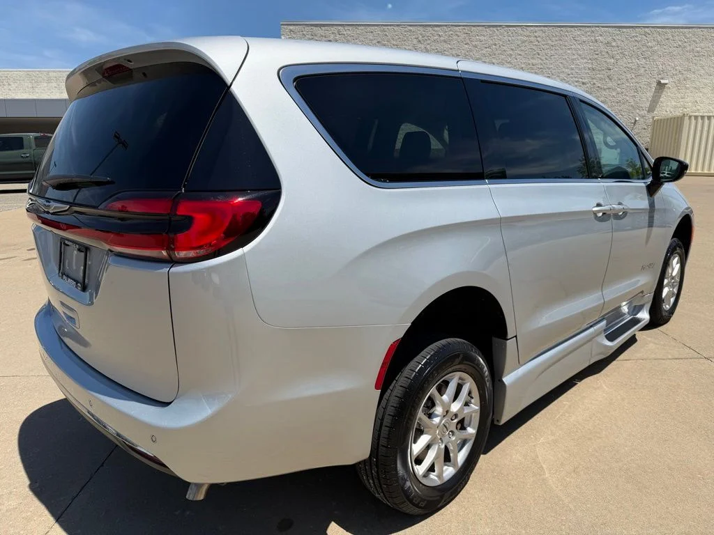 Used 2024 Silver Chrysler Touring L image 5
