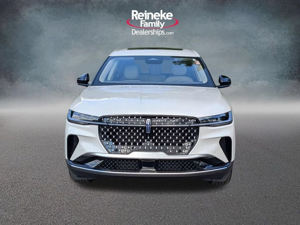 Used 2025 White Lincoln Premiere image 2