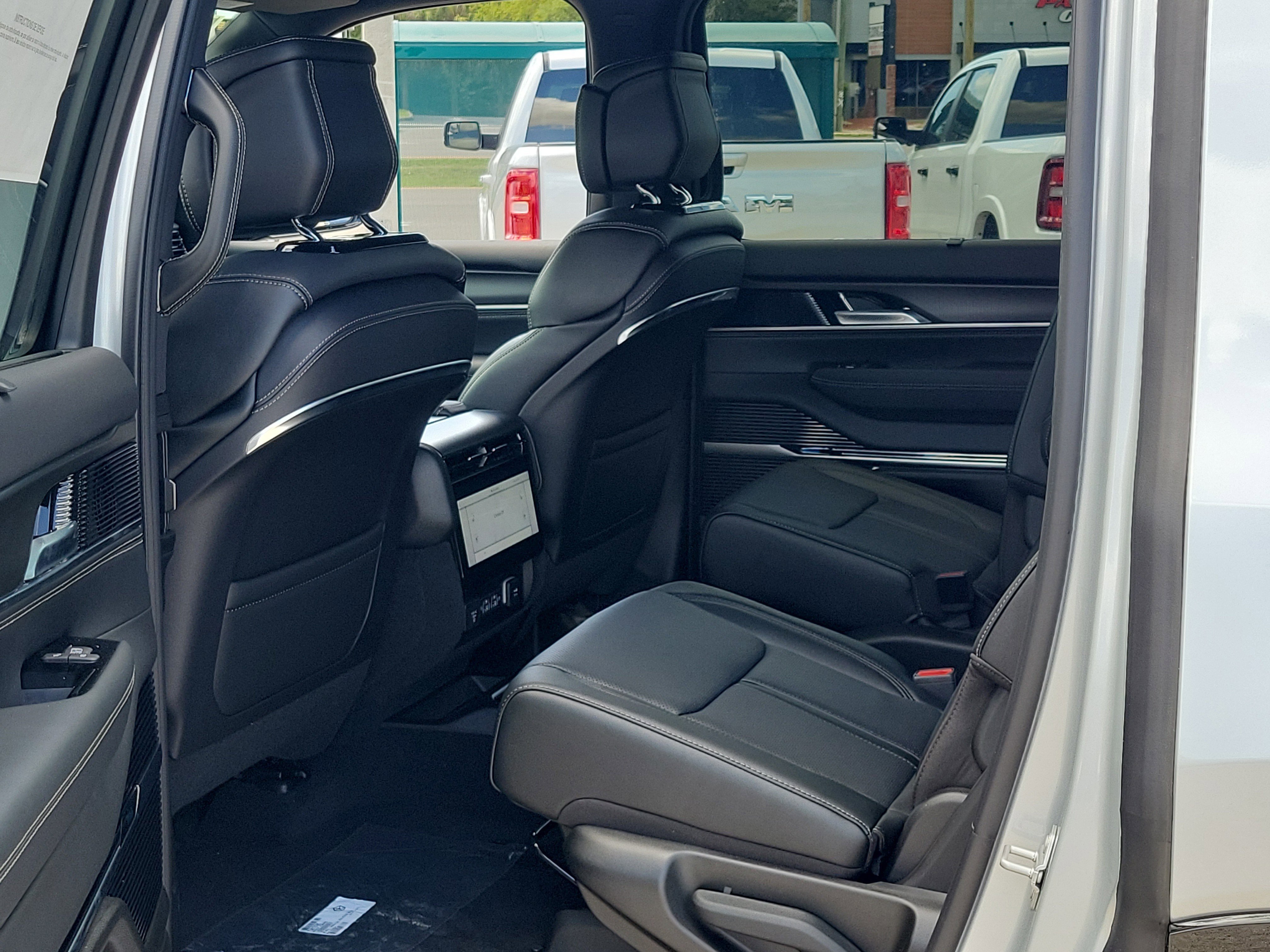 New 2026 Silver Zynith Jeep Summit Obsidian image 12