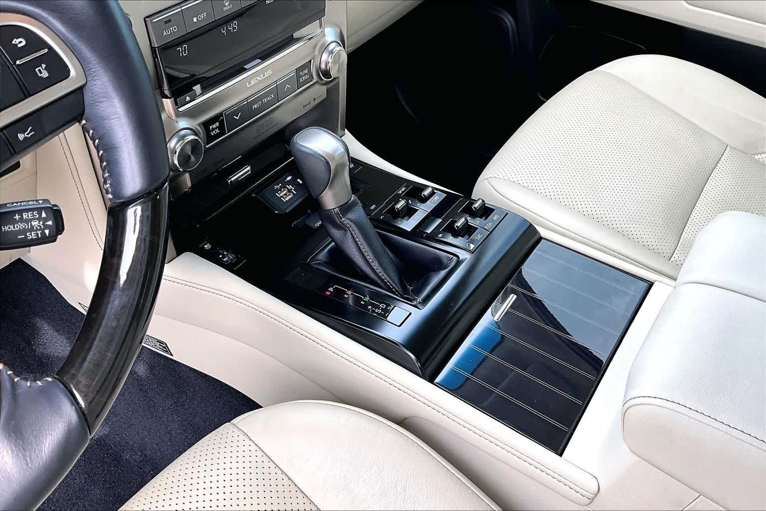 Used 2020 Starfire Pearl Lexus Luxury image 17
