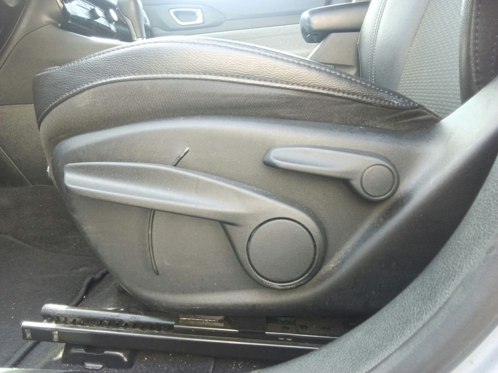 Used 2024 Silver Jeep Latitude image 17