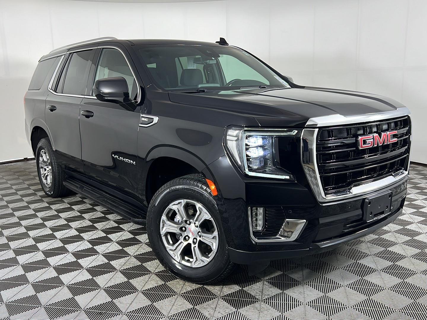 Used 2023 Onyx Black GMC SLE image 23