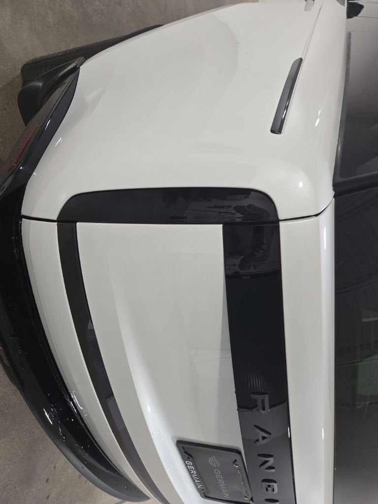 New 2026 Ostuni Pearl White Land Rover SE image 24